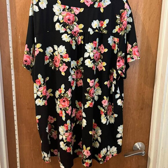 Size 4X - U.Vomade - Black and Red Floral Short Sleeve Knit Pullover - Picture 6 of 7